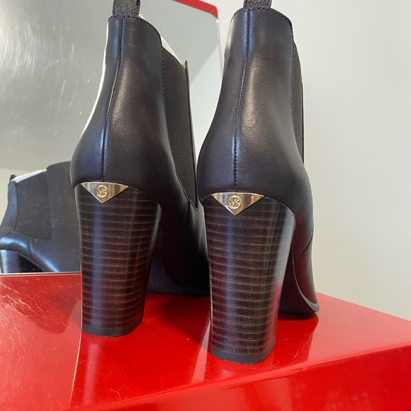 SOLD! BRAND NEW MICHAEL KORS Boots 7.5 US Water and stain repellent DONE - Picture 10 of 11